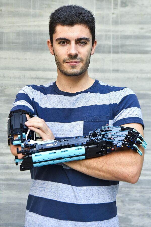 David Aguilar, de 22 años, entró en el Libro Guinness de los récords en 2017 por el primer brazo protésico funcional de Lego del mundo. - Sputnik Mundo
