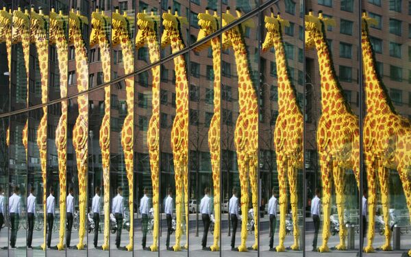 Reflejos de una jirafa gigante construida con bloques de Lego en el escaparate de un centro comercial de Berlín, Alemania. - Sputnik Mundo