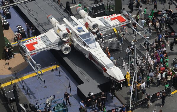 Hecho de piezas de Lego, un caza estelar Starfighter de Luke Skywalker de la saga La guerra de las galaxias en Times Square en Nueva York, EEUU. - Sputnik Mundo