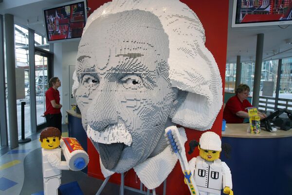 La producción de bloques de plástico Lego comenzó en 1949.En la foto: un busto de Albert Einstein ensamblado con piezas de Lego a la entrada de Legoland Discovery Centre de Berlín, Alemania. - Sputnik Mundo