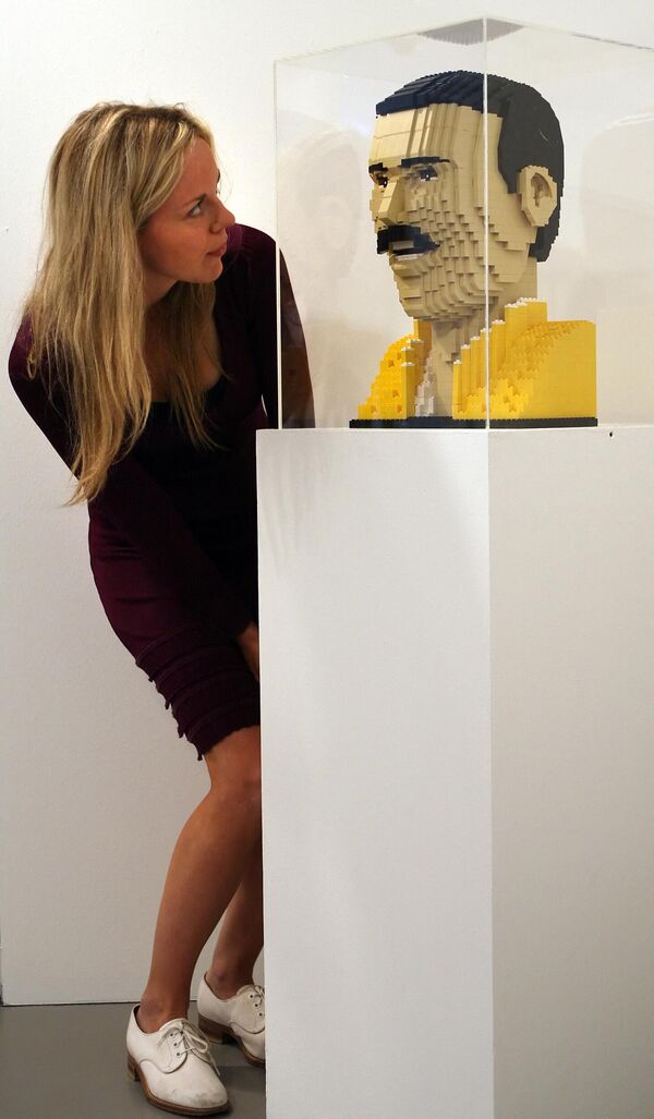 Un busto de Freddie Mercury en la exposición View Basket: Art Bought Online de la Galería de arte Hayward Gallery en Londres, el Reino Unido. - Sputnik Mundo