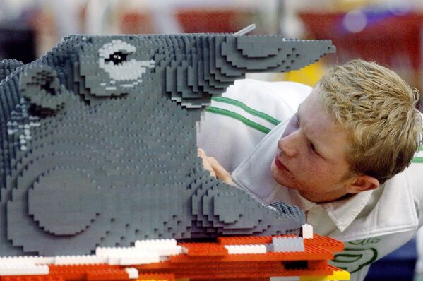 Los Legos se convirtieron rápidamente en el juguete número uno del siglo XX. Los parques temáticos Legoland surgieron en muchos países del mundo.En la foto: un empleado de Lego monta un hipopótamo de piezas en una fábrica en Kladno, República Checa. - Sputnik Mundo