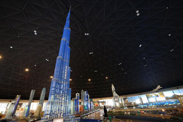 Varios kits de Lego han estado en el espacio, y para el 20 aniversario de la EEI en 2020, Lego lanzó un minimodelo de la estación a la estratosfera.En la foto: una maqueta del rascacielos más alto del mundo, el Burj Khalifa, en el parque Legoland de Dubái, EAU. - Sputnik Mundo