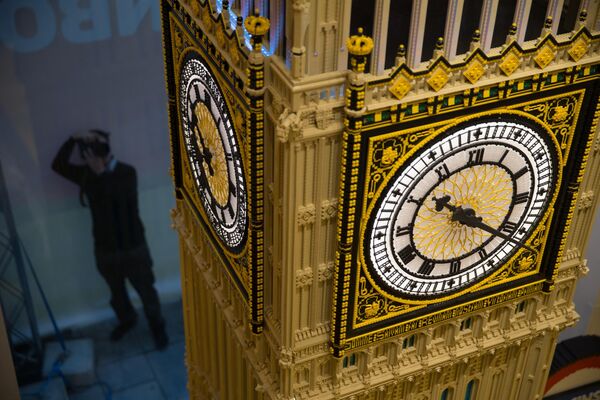 Una maqueta de la famosa torre del reloj Big Ben en el Palacio de Westminster, sede del Parlamento británico, en la inauguración de una nueva tienda de Lego en Londres. - Sputnik Mundo