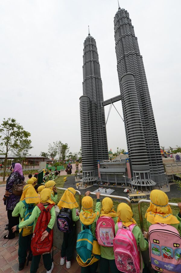 Una maqueta de las torres gemelas del rascacielos Petronas de Kuala Lumpur en el parque Legoland en Johor Bahru, Malasia. - Sputnik Mundo