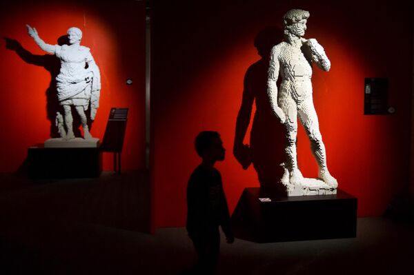 Estatuas antiguas hechas de piezas de Lego por el artista Nathan Sawaya en la exposición &#x27;El arte del ladrillo&#x27;, en Minsk, Bielorrusia. - Sputnik Mundo