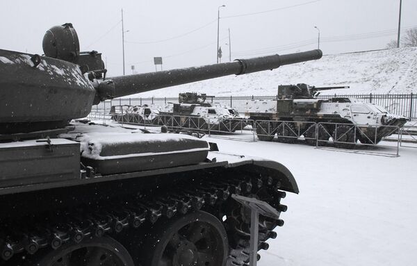 Los trofeos se colocaron frente a la exposición Herederos de los Héroes, donde se exponen ejemplos modernos de tanques rusos. - Sputnik Mundo