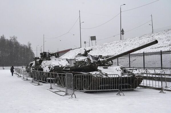 Entre los trofeos se encuentran un tanque soviético T-72, un vehículo blindado de transporte de tropas Bucephalus de fabricación ucraniana y otros. - Sputnik Mundo