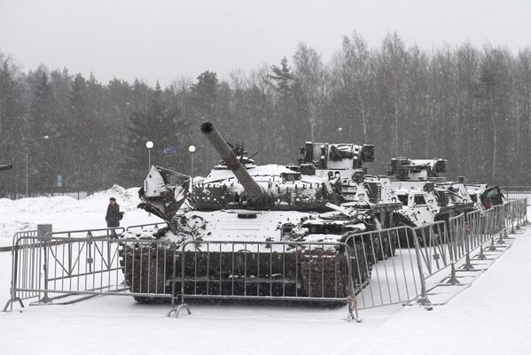 Los trofeos de equipamiento de las tropas ucranianas están aparte, detrás de una valla. - Sputnik Mundo