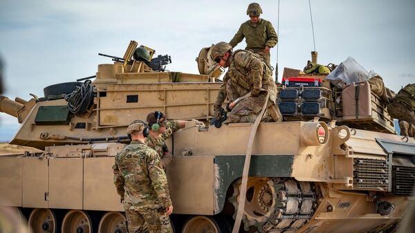 Soldados del Ejército estadounidense operan un tanque Abrams en Texas. - Sputnik Mundo