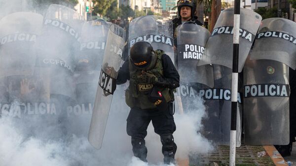 Policía de Peru arrojando bombas lacrimógenas - Sputnik Mundo