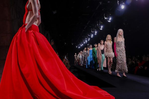 Una modelo luce la colección Valentino Haute Couture Spring-Summer en la capital francesa, París. - Sputnik Mundo