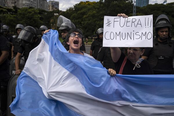 Natividad Duarte, de 60 años, entona el himno de Argentina durante una protesta contra la reunión de la Cumbre de la Comunidad de Estados Latinoamericanos y Caribeños (CELAC) en Buenos Aires, Argentina. - Sputnik Mundo