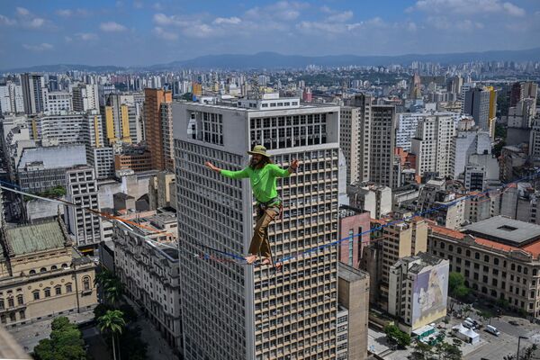 El 25 de enero de 2023, el brasileño Rafael Bridi cruzó con los pies descalzos 114 m y 510 m de longitud el Vale do Anhangabao como parte de las celebraciones del 469 aniversario de la ciudad de Sao Paulo, Brasil. - Sputnik Mundo