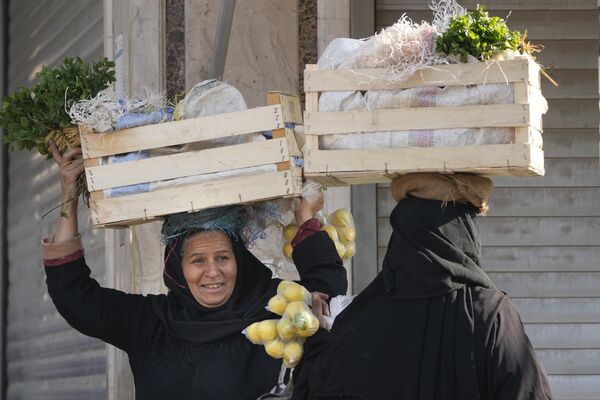 Vendedoras de verduras charlan en El Cairo. Egipto sigue luchando contra la creciente inflación en medio de una dramática caída de su moneda. - Sputnik Mundo
