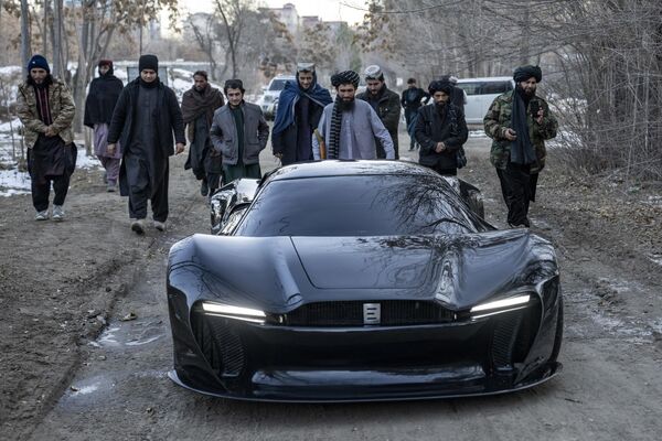Un primer coche deportivo de fabricación afgana fue avistado fuera del estudio de coches Entop, en Kabul, Afganistán. - Sputnik Mundo