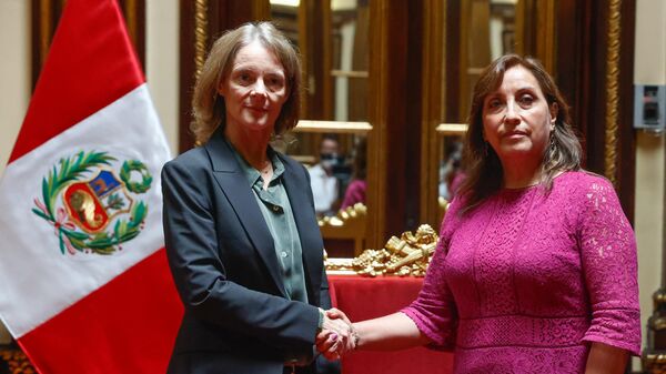 Lisa Kenna, embajadora de EEUU en Perú, y Dina Boluarte, presidenta de Perú - Sputnik Mundo