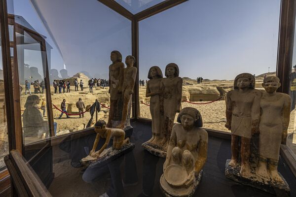 Una colección de estatuas halladas por arqueólogos egipcios en la necrópolis de Saqqara. - Sputnik Mundo