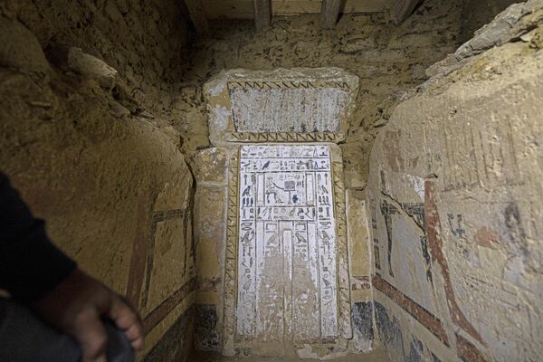 Una momia antigua en buen estado de conservación fue encontrada en el fondo de un pozo de 15 metros de longitud cerca a la pirámide de Djoser, en la antigua necrópolis de Saqqara. - Sputnik Mundo