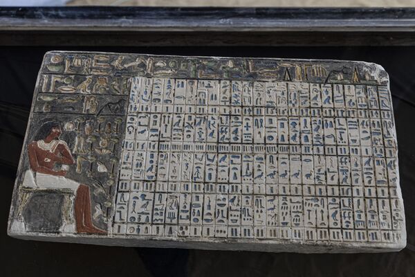 Un artefacto hallado durante las excavaciones en la necrópolis de Saqqara. - Sputnik Mundo