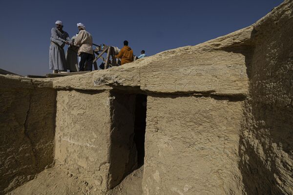 En una tumba al sur de la pirámide, los científicos hallaron un documento de más de 2.000 años de antigüedad. Se trata de un papiro de 16 metros de largo totalmente conservado que contiene fragmentos del Libro de los Muertos y es el primero de este tipo descubierto en Saqqara en más de 100 años. - Sputnik Mundo