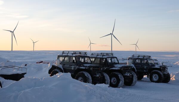 La nueva central está situada en las proximidades de la ciudad Tumanni, el asentamiento más septentrional de la región de Múrmansk.En la foto: vehículos todoterreno frente a los aerogeneradores del complejo eólico de Kola. - Sputnik Mundo