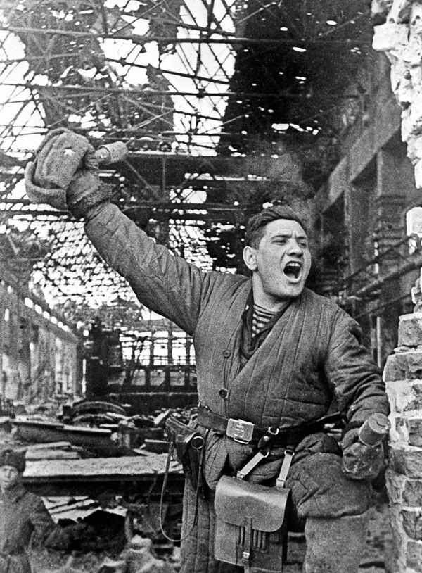 La batalla de Stalingrado comenzó el 17 de julio de 1942. La Wehrmacht planeaba capturar Stalingrado en verano y desde allí seguir avanzando para apoderarse de las regiones petrolíferas del Cáucaso, la región Nizhneye Povolzhie [&#x27;Volga Bajo&#x27;] y las ricas zonas agrícolas del Don y el Kuban.En la foto: el sargento del Ejército Rojo Pável Góldberg durante una batalla en Stalingrado. - Sputnik Mundo