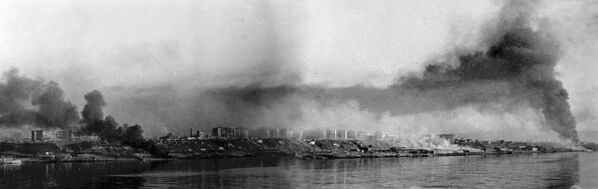 Para los nazis, el simbolismo era también de gran importancia: esperaban utilizar la derrota del Ejército Rojo en la &#x27;ciudad de Stalin&#x27; en su propaganda.En la foto: panorama de Stalingrado ardiente. - Sputnik Mundo