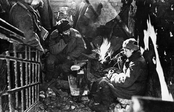 La batalla de Stalingrado duró 200 días, hasta el 2 de febrero de 1943, e incluyó vastas zonas en los tramos inferiores del Volga y el Don.En la foto: soldados de transmisiones del Ejército Rojo en su trabajo. - Sputnik Mundo