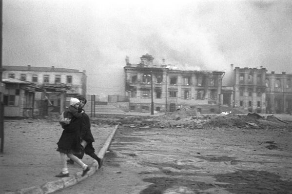 Los alemanes, que contaban con una enorme ventaja aérea, bombardearon sin piedad Stalingrado, de donde solo se pudo evacuar a un tercio de la población. - Sputnik Mundo