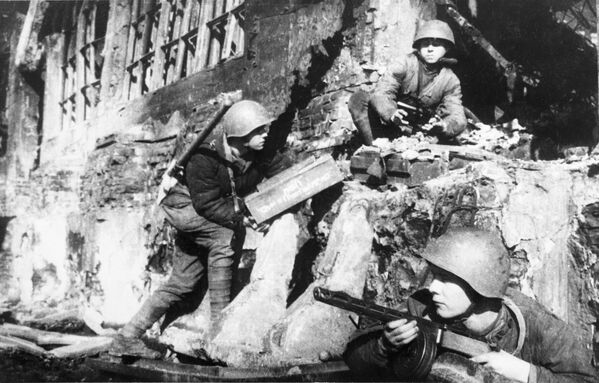 El 19 de noviembre comenzó una operación ofensiva que terminó con la victoria completa de las tropas soviéticas.En la foto: soldados del Ejército Rojo colocando explosivos. - Sputnik Mundo