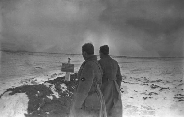 El momento más duro fue en octubre, cuando los nazis tomaron casi todo el centro de la ciudad. Los soldados del Ejército Rojo lucharon duro por cada casa, por cada pedazo de tierra. La Casa de Pávlov, una casa de cuatro pisos en el centro de la ciudad, que el sargento Yákov Pávlov y tres soldados retuvieron durante dos meses, se convirtió en el símbolo de la defensa de Stalingrado.En la foto: la fosa común de los defensores de Stalingrado. - Sputnik Mundo