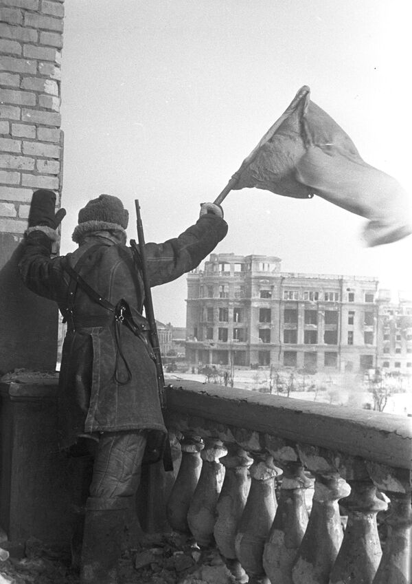 Uno de los éxitos militares más brillantes de la batalla de Stalingrado fue la operación Anillo, comandada por el teniente general Konstantín Rokossovski, que comenzó el 10 de enero de 1943. Como resultado de esta operación, la agrupación enemiga fue dividida en dos y completamente destruida para el 2 de febrero.En la foto: la bandera sobre el Stalingrado liberado. - Sputnik Mundo