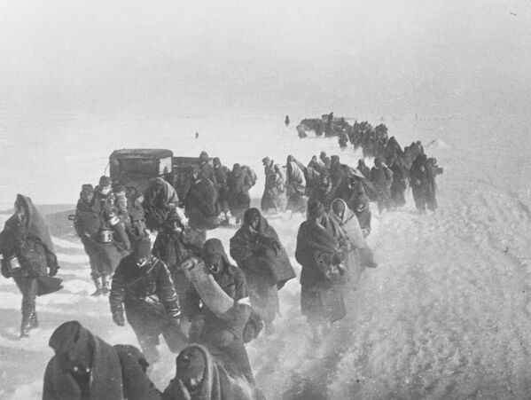 El resultado de la batalla de Stalingrado fue la derrota completa del 6º Ejército y del 4º Ejército de Tanques de la Wehrmacht, del 3º y 4º Ejércitos rumanos y del 8º Ejército italiano. Las pérdidas totales del enemigo fueron de alrededor de 1,5 millones de personas. Unos 92.000 hitlerianos se rindieron. Por primera vez se declaró luto nacional en Alemania.En la foto: prisioneros hitlerianos en Stalingrado. - Sputnik Mundo