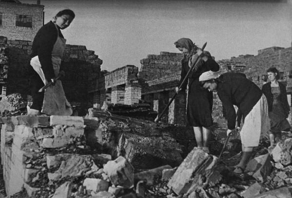 El 1 de mayo de 1945, Stalingrado [actual Volgogrado] recibió el título de ciudad-héroe. Desde 1995, el 2 de febrero es uno de los días de gloria militar en Rusia: el Día de la Derrota de las Fuerzas Alemanas Nazis en la Batalla de Stalingrado.En la foto: la reconstrucción de Stalingrado unos meses después del final de la batalla. - Sputnik Mundo