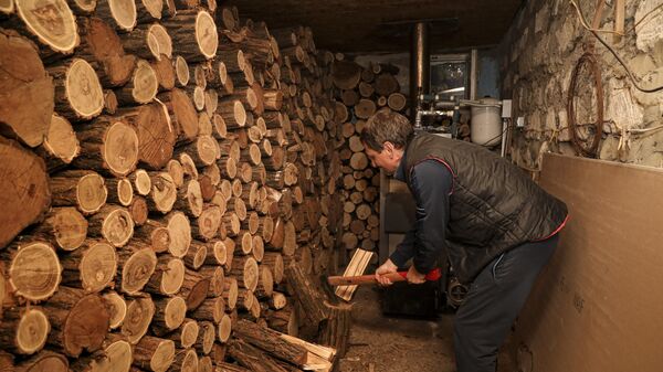 Uso de troncos para la calefacción en Moldavia - Sputnik Mundo