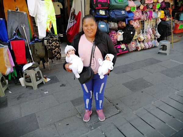 La comerciante Maribel, localizada a unos metros del Palacio Nacional, con sus Niños Dios. - Sputnik Mundo