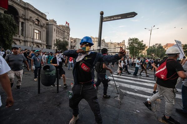 Durante las manifestaciones en Lima, los quejosos han sido hostilizados por la Policía con gas lacrimógeno y proyectiles. - Sputnik Mundo