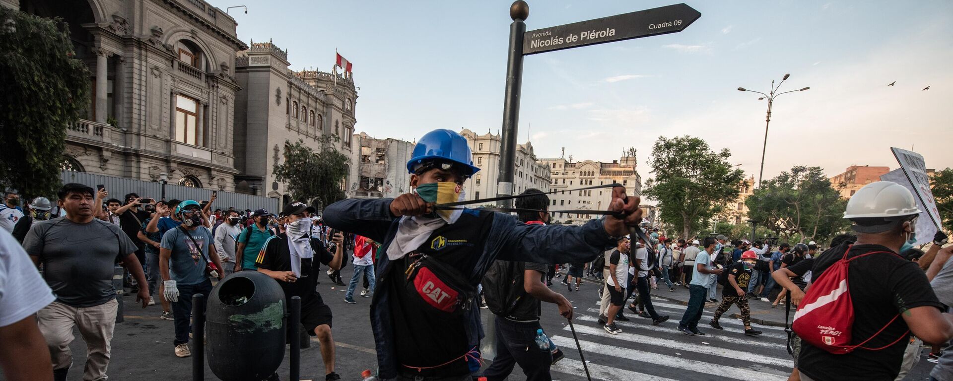 Durante las manifestaciones en Lima, los quejosos han sido hostilizados por la policía con gas lacrimógeno y proyectiles. - Sputnik Mundo, 1920, 13.07.2023