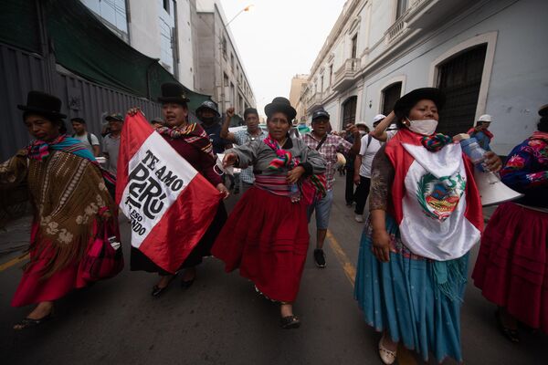 &quot;Te amo, Perú&quot;, se lee en una bandera portada por manifestantes mujeres. Los ciudadanos exigen una nueva Constitución. - Sputnik Mundo