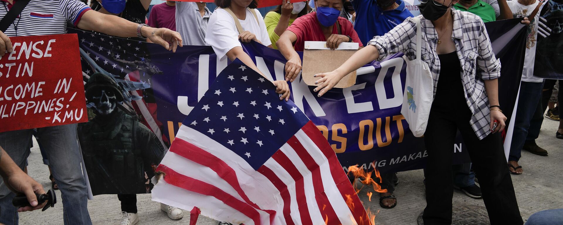 Manifestantes filipinos queman una bandera estadounidense en protesta por pacto militar con EEUU - Sputnik Mundo, 1920, 03.02.2023