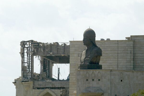 Un busto de Sadam Huseín en el tejado del arruinado edificio administrativo Qasr al-Salam, en Bagdad. - Sputnik Mundo