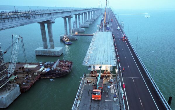 Finalización de las obras de reconstrucción del puente de Crimea, dañado como consecuencia de un atentado con camión bomba organizado por los servicios especiales ucranianos. - Sputnik Mundo