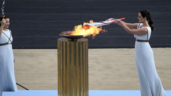 Ceremonia de entrega de la llama olímpica en el estadio Panathinean de Atenas, Grecia - Sputnik Mundo