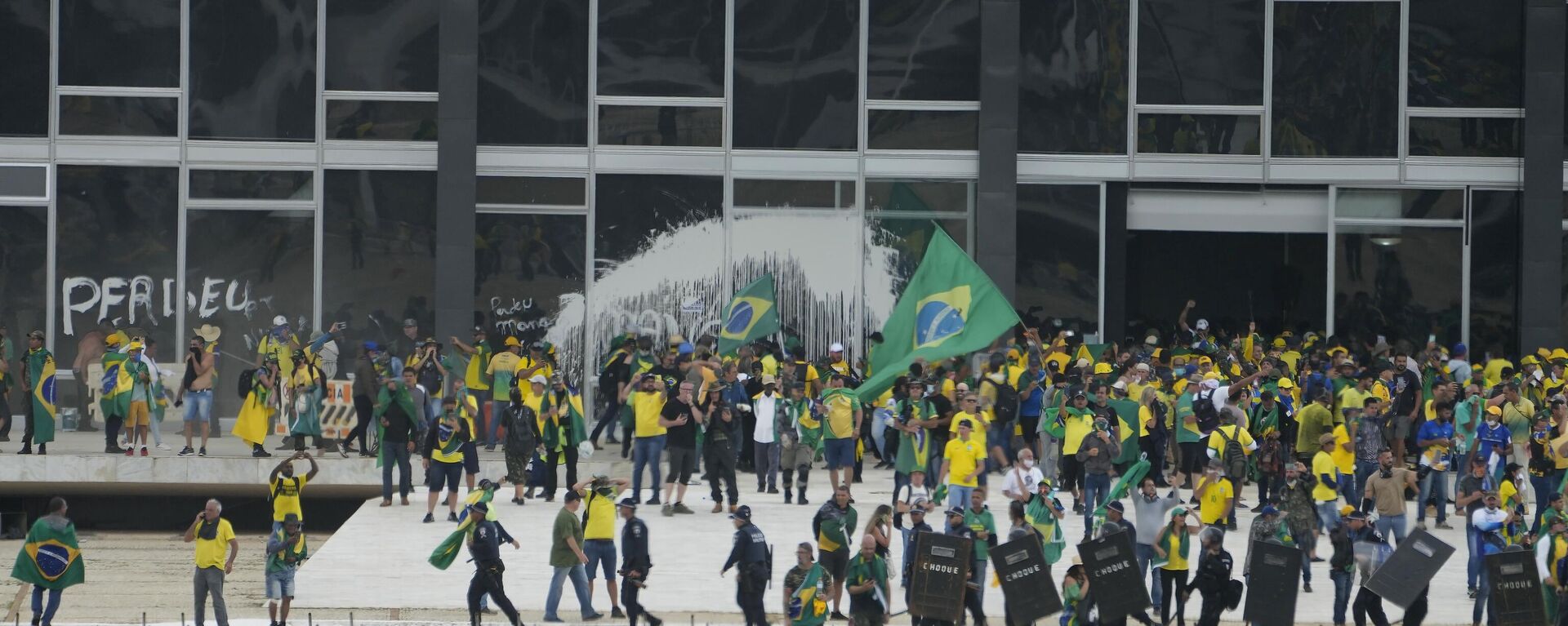Manifestantes, simpatizantes del expresidente de Brasil Jair Bolsonaro, irrumpen en el edificio del Tribunal Supremo en Brasilia, Brasil. - Sputnik Mundo, 1920, 14.09.2023