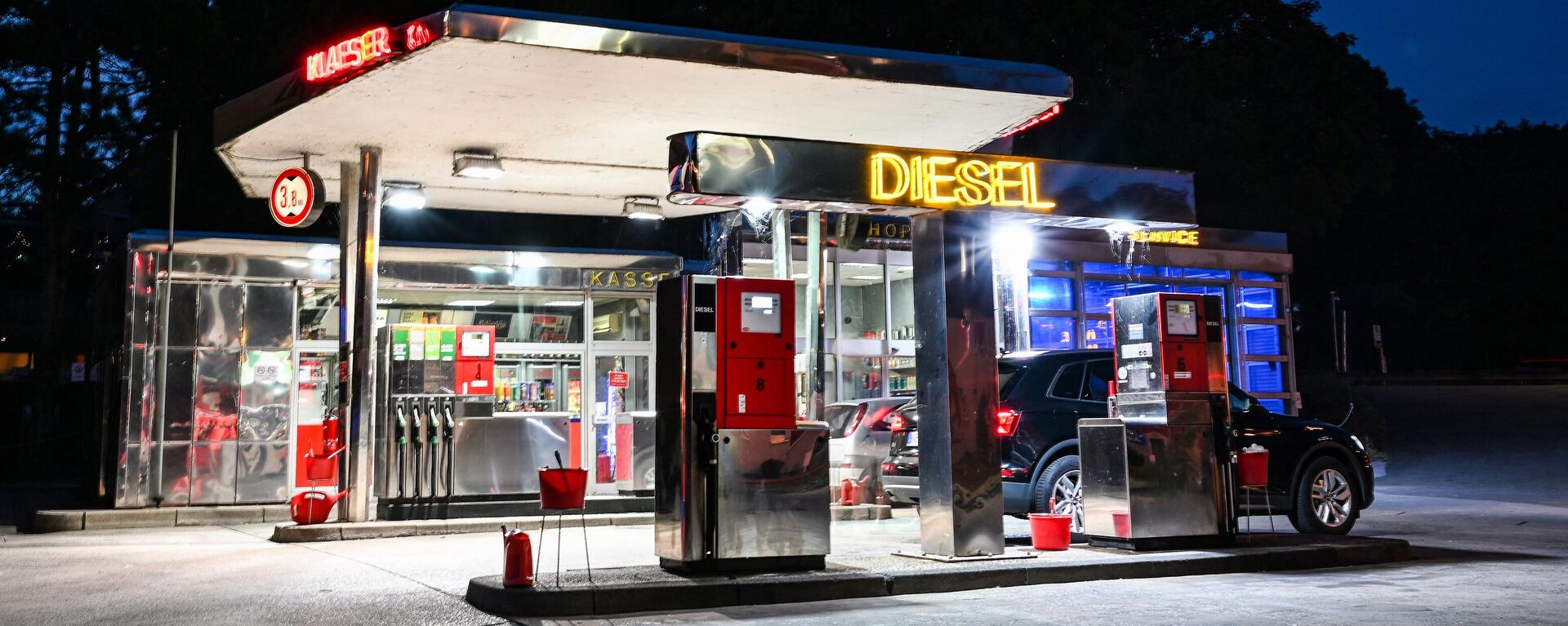 Un coche atraviesa una gasolinera con el letrero Diesel iluminado en Herten, al oeste de Alemania - Sputnik Mundo, 1920, 05.02.2023