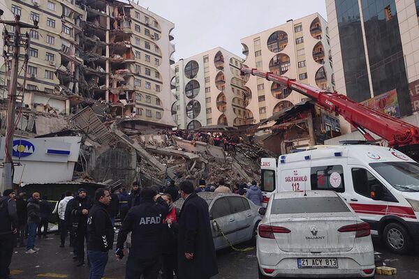 Los equipos médicos y de rescate intentan ayudar a los residentes atrapados en un edificio derrumbado en Diyarbakir, sureste de Turquía. - Sputnik Mundo