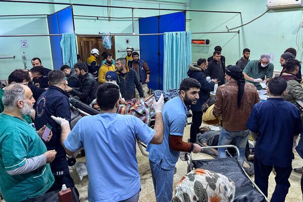 Tras el terremoto, las víctimas son trasladadas a la sala de emergencias del hospital Bab al-Hawa, en el campo del norte de la provincia siria de Idlib en la frontera con Turquía. - Sputnik Mundo