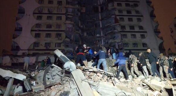 Los equipos de rescate buscan a las víctimas del terremoto que sacudió Diyarbakir, en el sureste de Turquía. - Sputnik Mundo