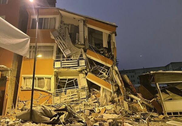 Un edificio derrumbado tras el terremoto en Pazarcik, en la provincia de Kahramanmaras, en el sur de Turquía. - Sputnik Mundo